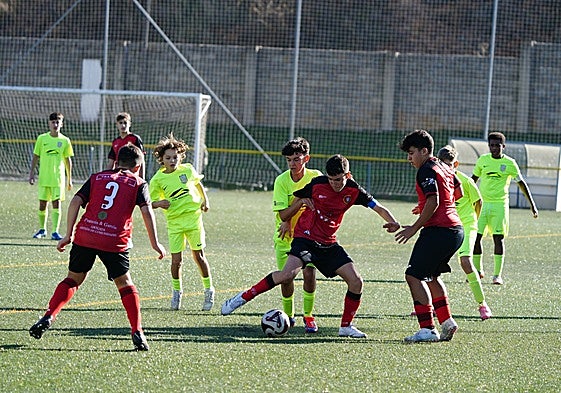 Encuentro de la presente campaña entre el Helmántico y el Béjar Industrial de la categoría infantil.
