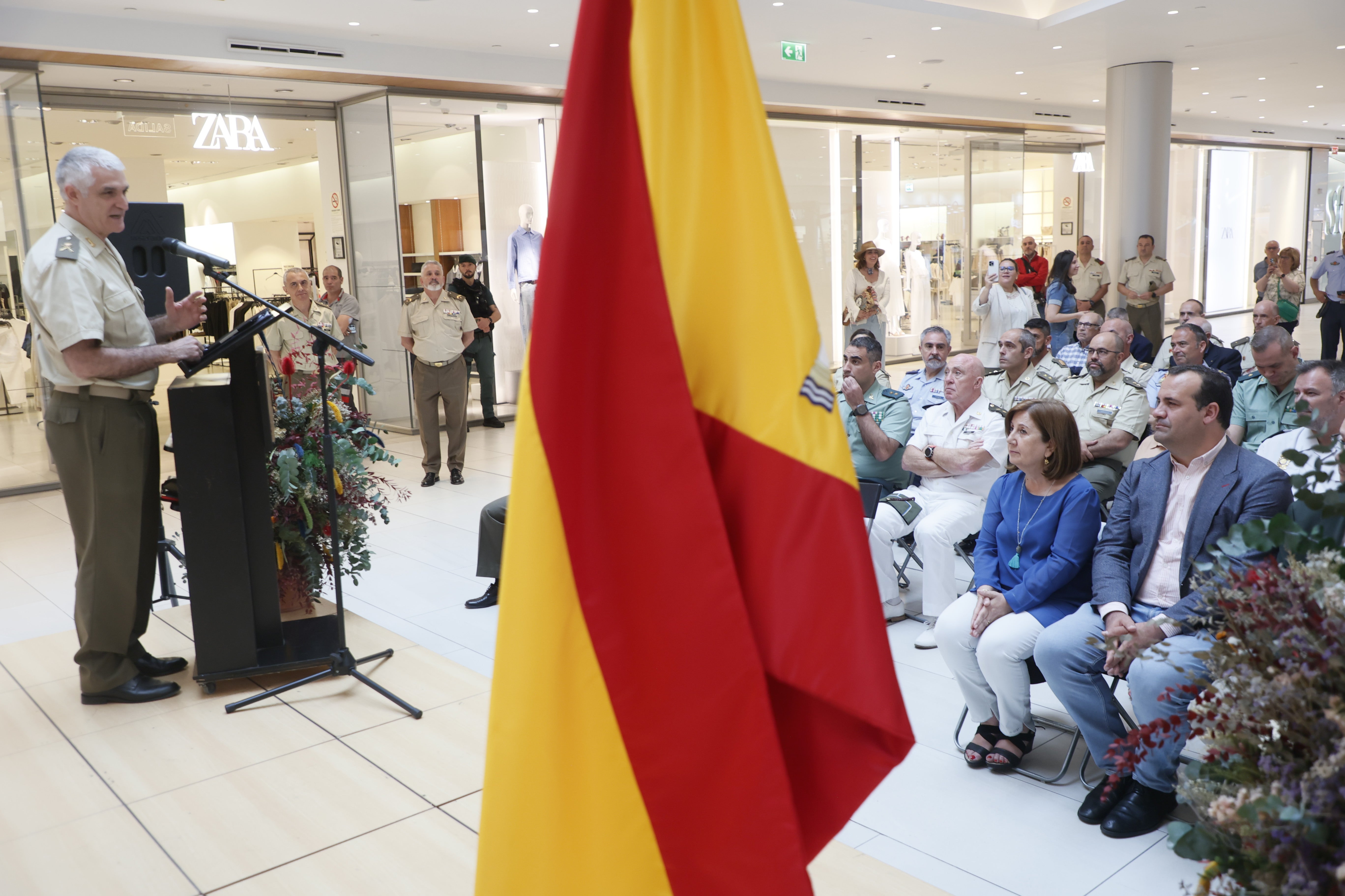 El día de las Fuerzas Armadas en el Centro Comercial El Tormes, en imágenes