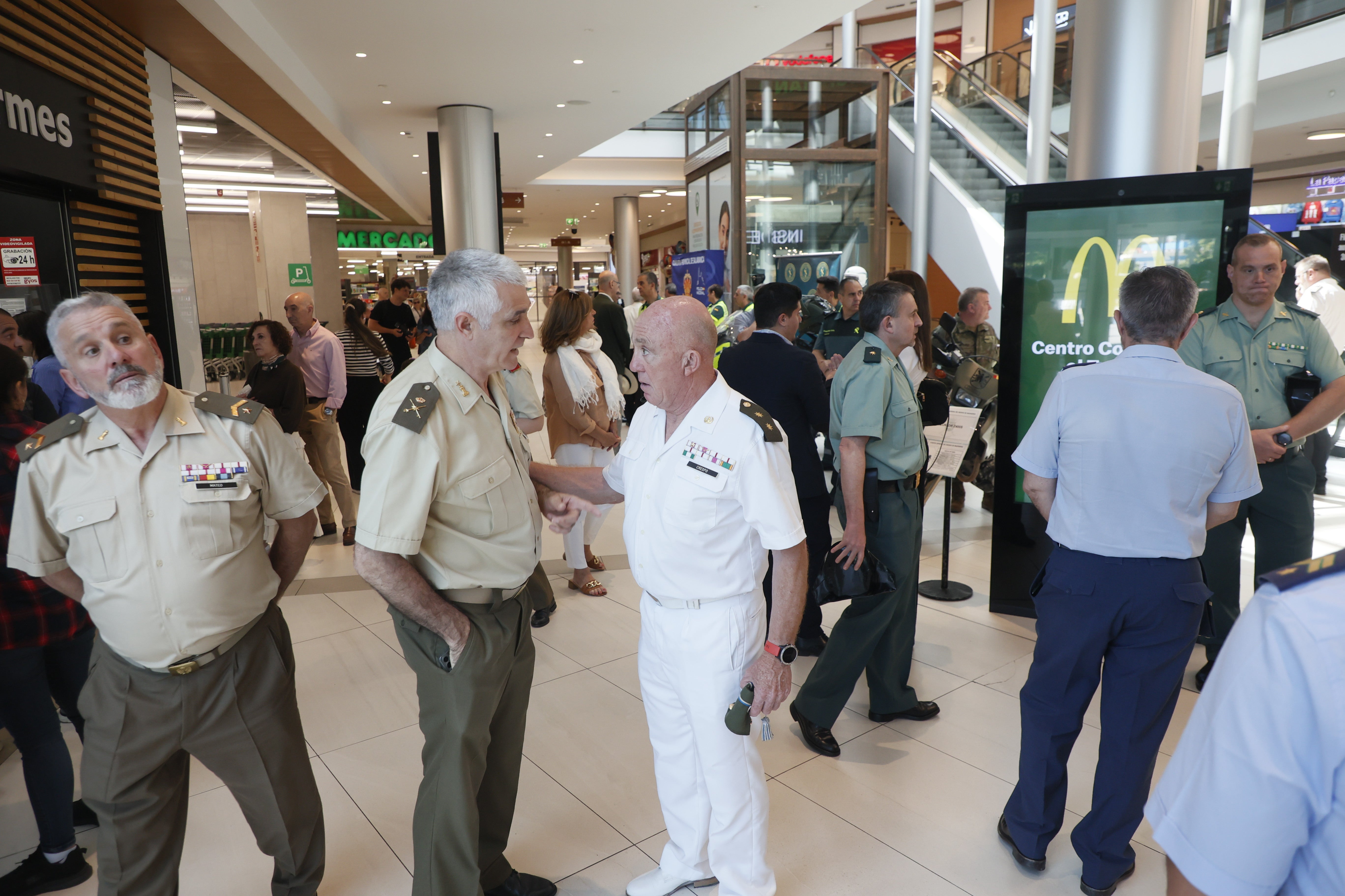El día de las Fuerzas Armadas en el Centro Comercial El Tormes, en imágenes