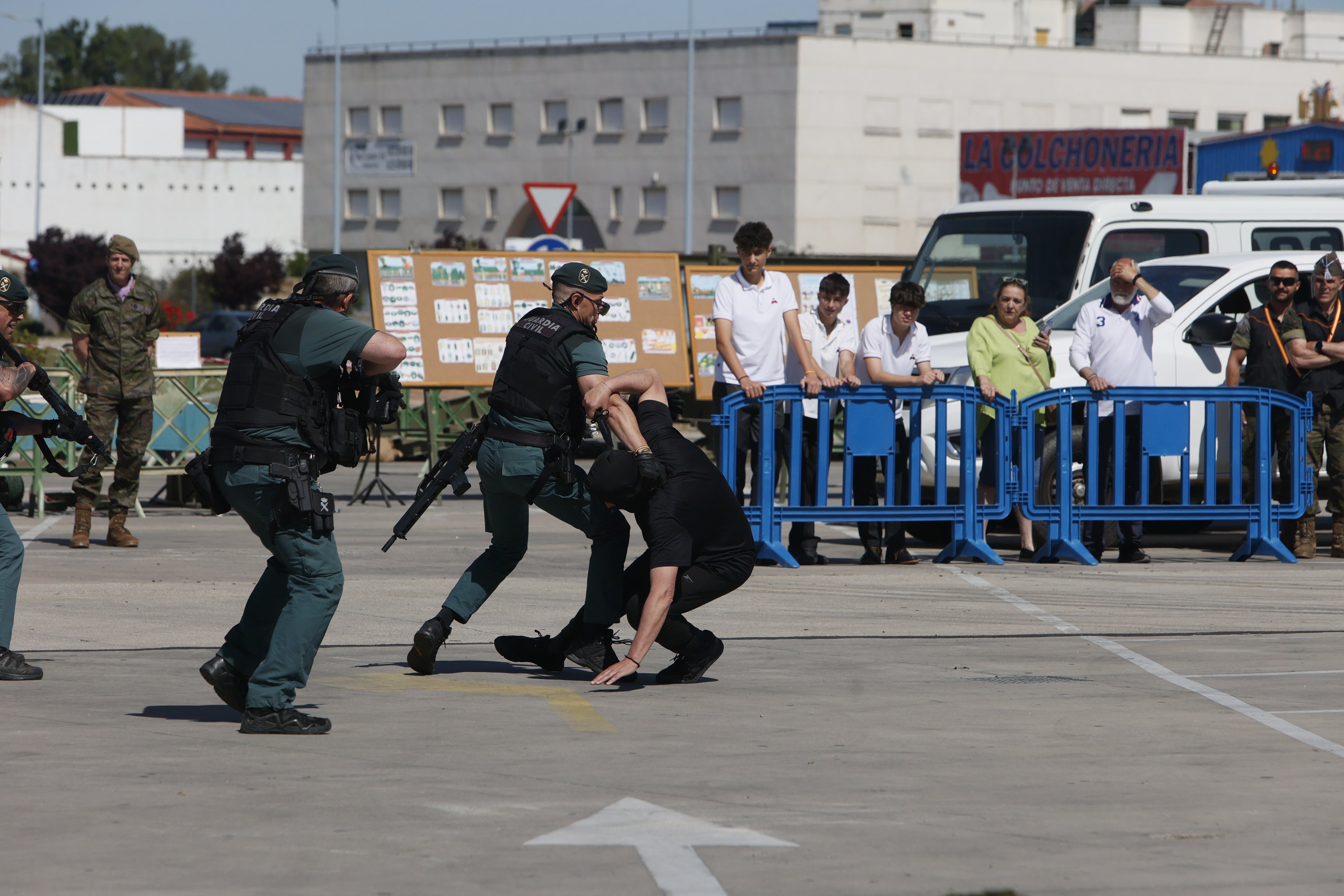 El día de las Fuerzas Armadas en el Centro Comercial El Tormes, en imágenes