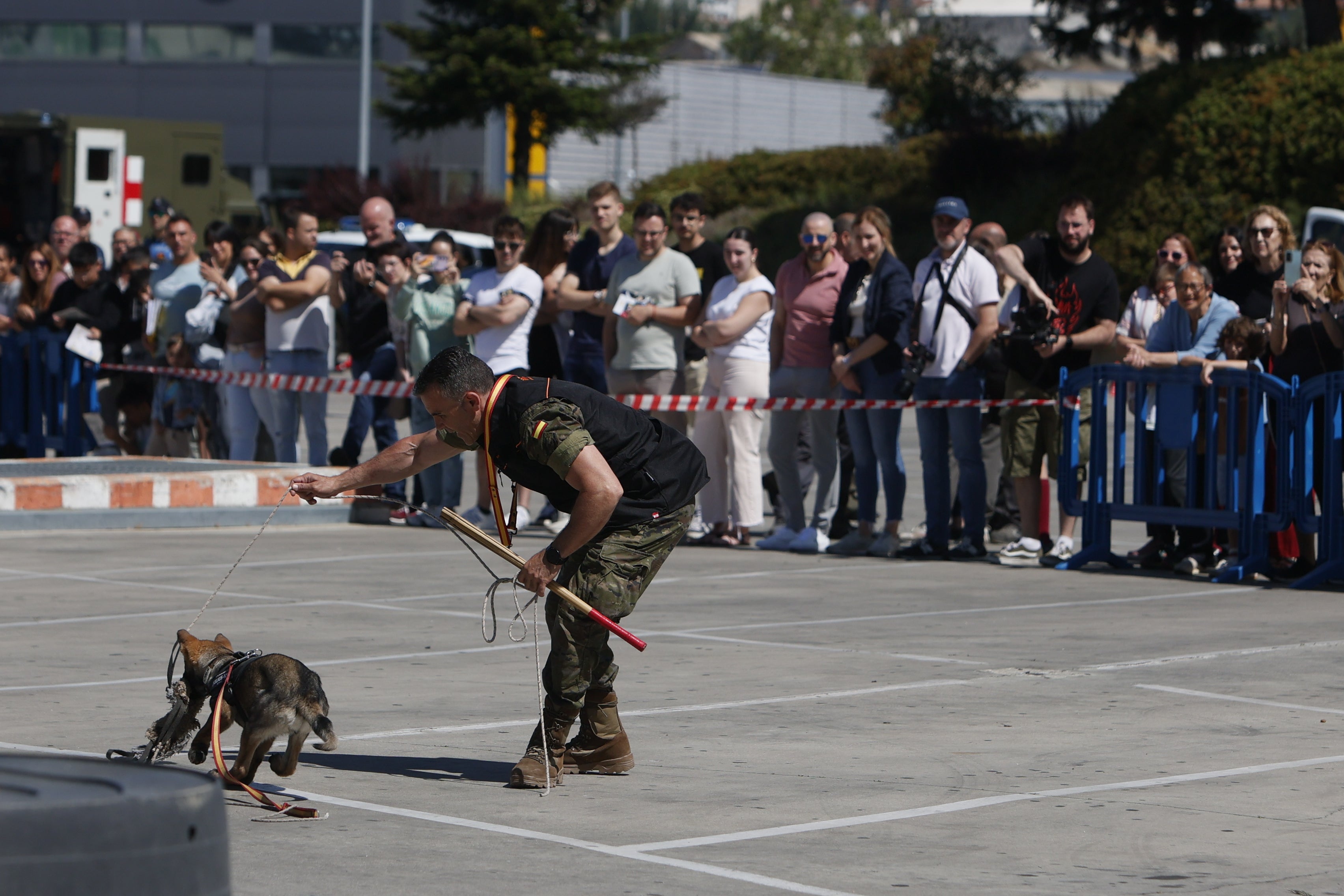 El día de las Fuerzas Armadas en el Centro Comercial El Tormes, en imágenes