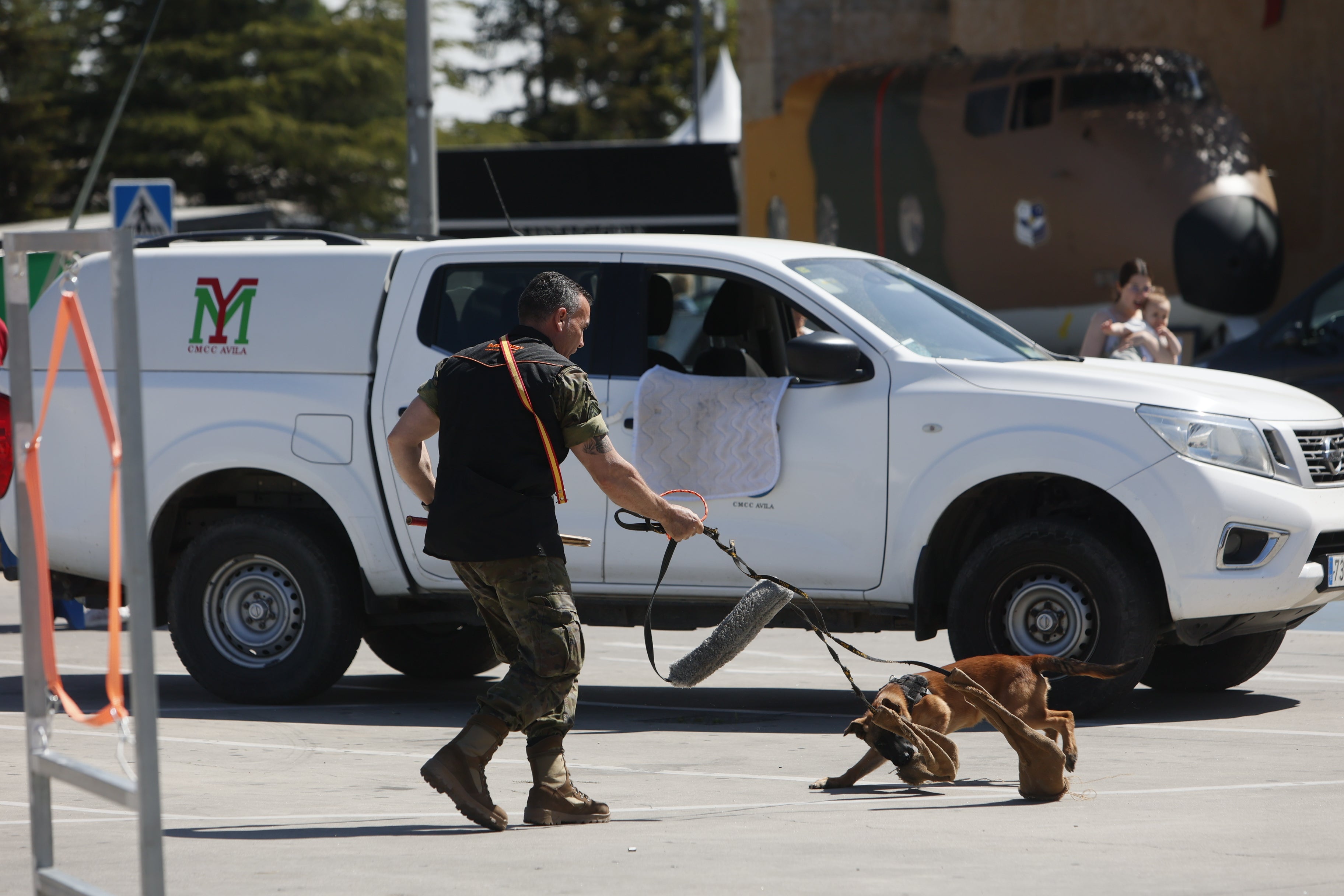 El día de las Fuerzas Armadas en el Centro Comercial El Tormes, en imágenes