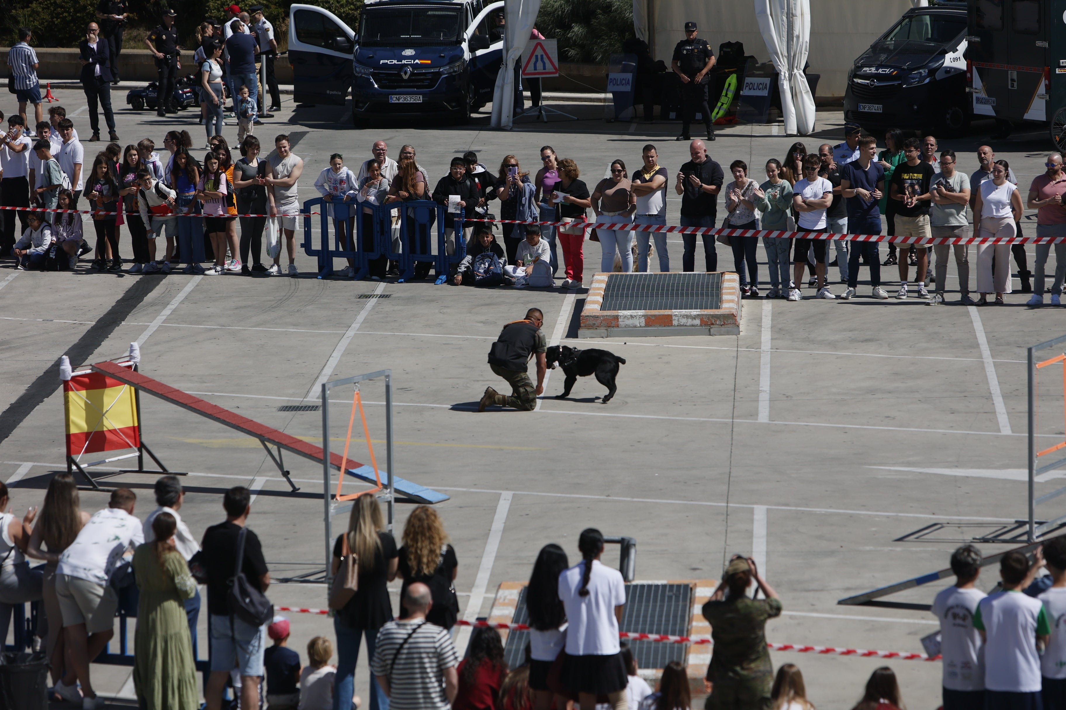 El día de las Fuerzas Armadas en el Centro Comercial El Tormes, en imágenes
