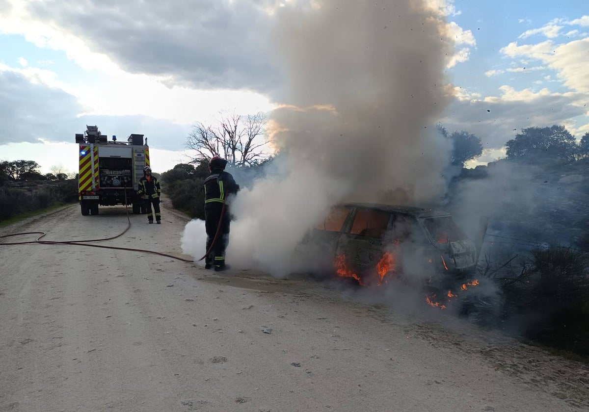 Bomberos de la Diputación acuden a sofocar un incendio en un vehículo en Alconada