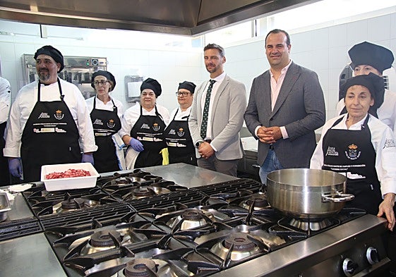 El gerente regional del Servicio Público de Empleo, Jesús Blanco, el alcalde, David Mingo, y los alumnos.