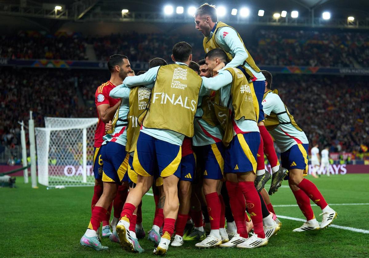 Los jugadores de España celebran uno de los goles mardados ante Francia.