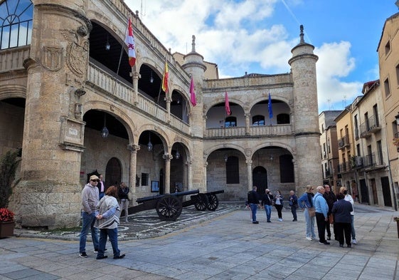 Turistas en la Plaza Mayor de Ciudad Rodrigo.
