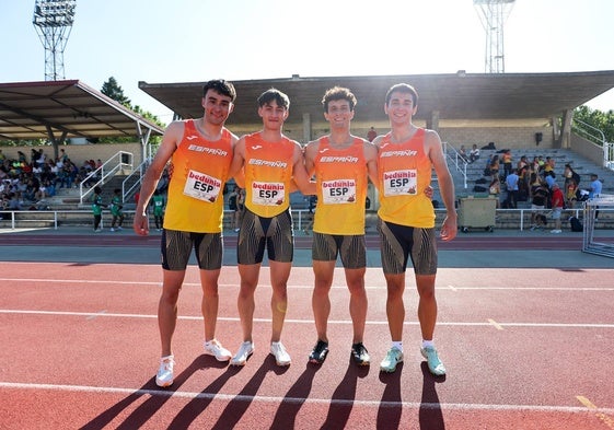 Rodrigo Fito, con sus compañeros del equipo sub 20, tras batir el récord de España.