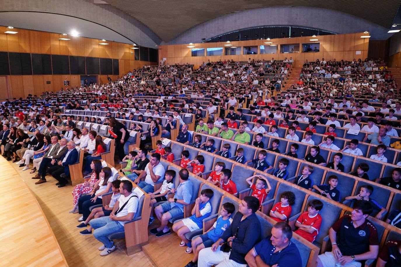 Imagen secundaria 1 - Llenazo y gran éxito de la Gala de &#039;LA GACETA de los Cracks&#039;