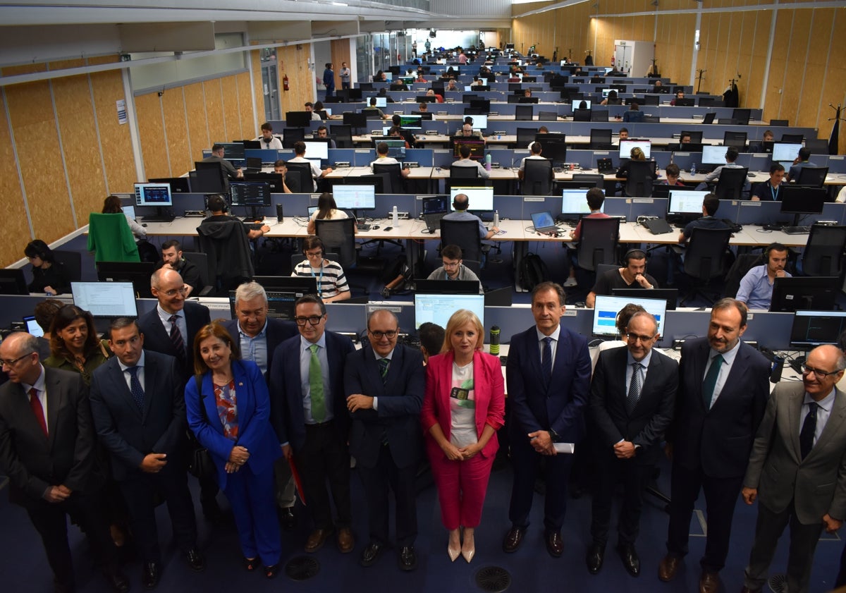 Imagen principal - La consejera de Industria, Comercio y Empleo en Aldeatejada: «Es un polo tecnológico de referencia nacional con gran impacto económico y más de 2.800 empleos»