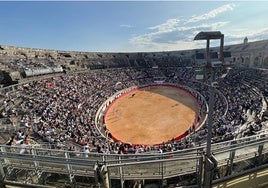 Panorámica del interior del anfiteatro romano de Nimes en la corrida camarguesa que abrió la feria.