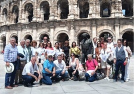Aficionados salmantinos esta mañana en los exteriores del anfiteatro de Nimes.