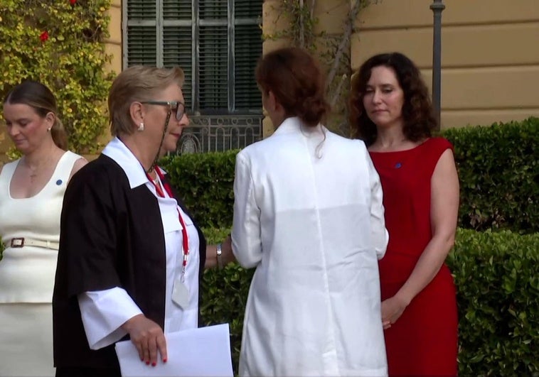 Mónica García y Ayuso protagonizan un encontronazo y tienen que ser separadas: «¿Vas a saludar a una asesina?»