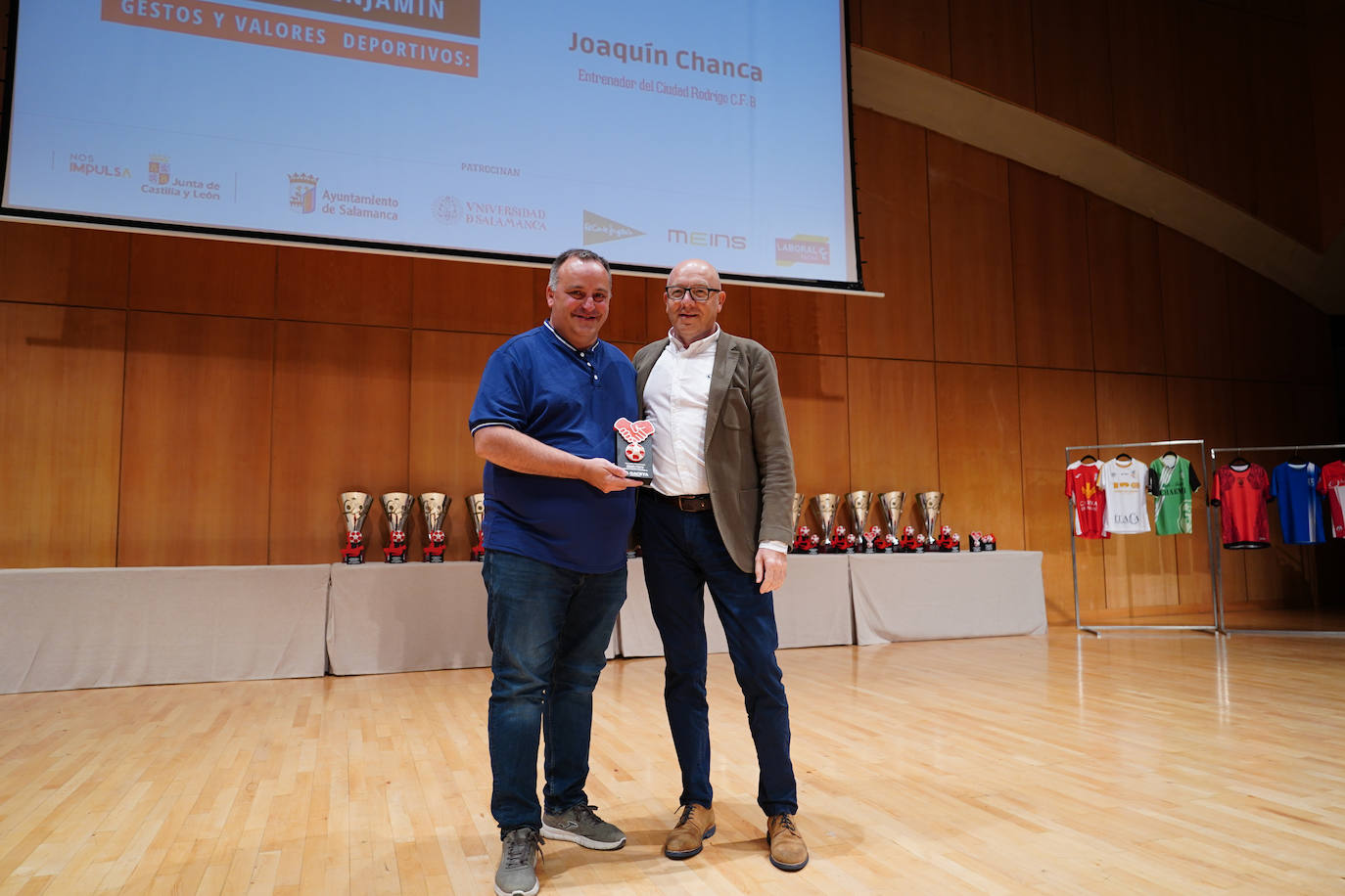 Joaquín Chanca, entrenador del Ciudad Rodrigo B, recibe el trofeo de manos de Jesús González Hernández, director de Zona de Laboral Kutxa en Asturias, León, Zamora y Salamanca.