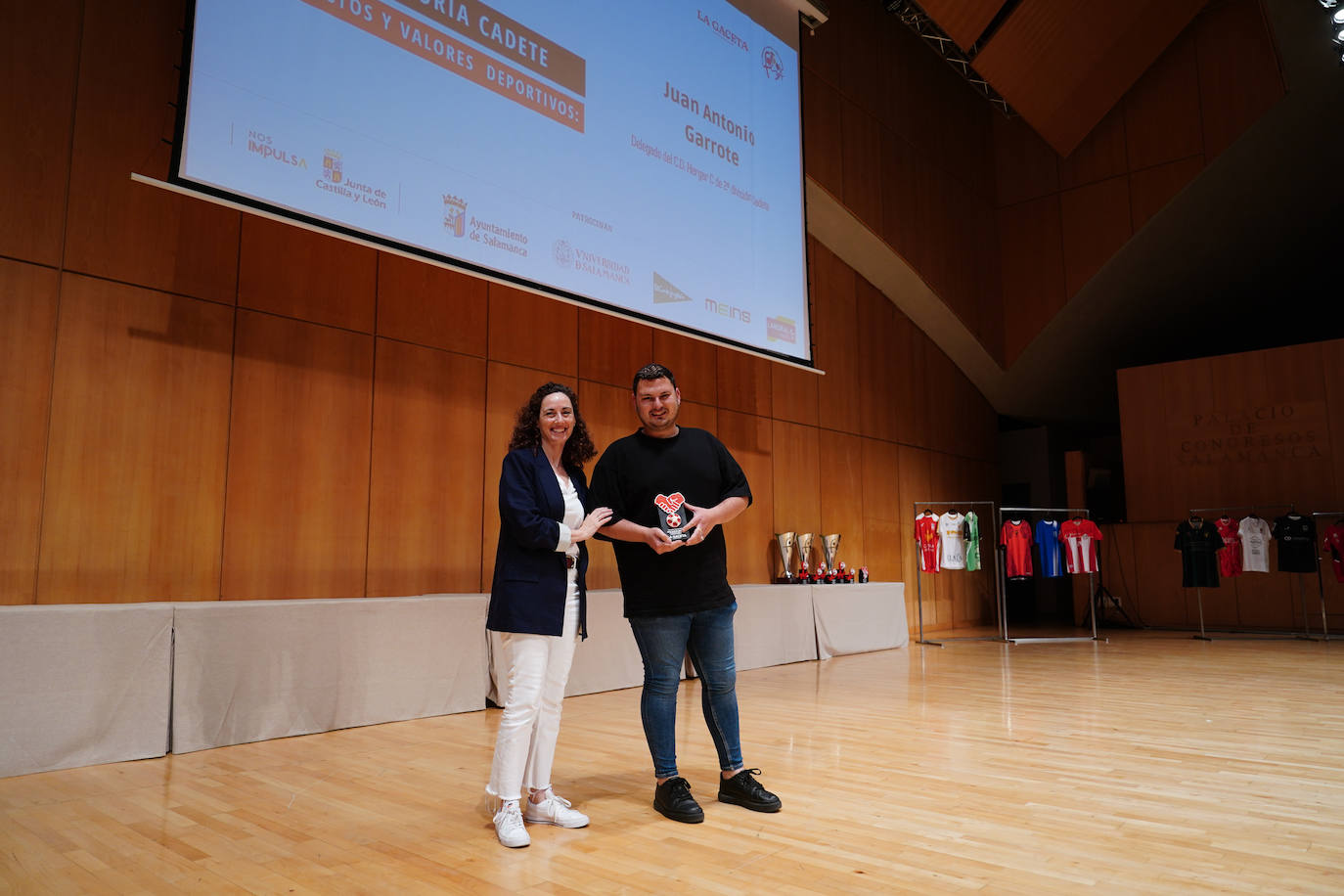 Juan Antonio Garrote, delegado del Hergar Helmántica C, recibe el trofeo de manos de Mónica Ponte Taboada, directora de Nuevos Negocios de LA GACETA.