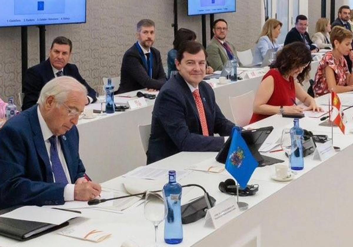 Mañueco en un momento de la Conferencia de Presidentes celebrada este viernes en Barcelona.