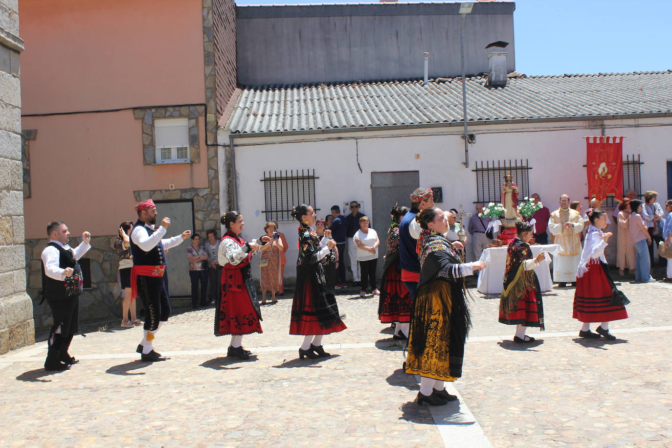 El Cabaco se viste de folclore serrano por La Emperrá