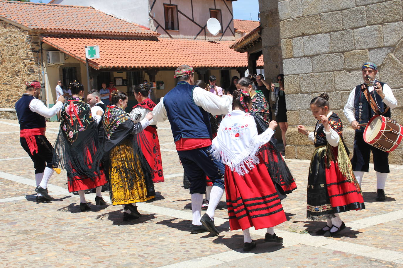 El Cabaco se viste de folclore serrano por La Emperrá