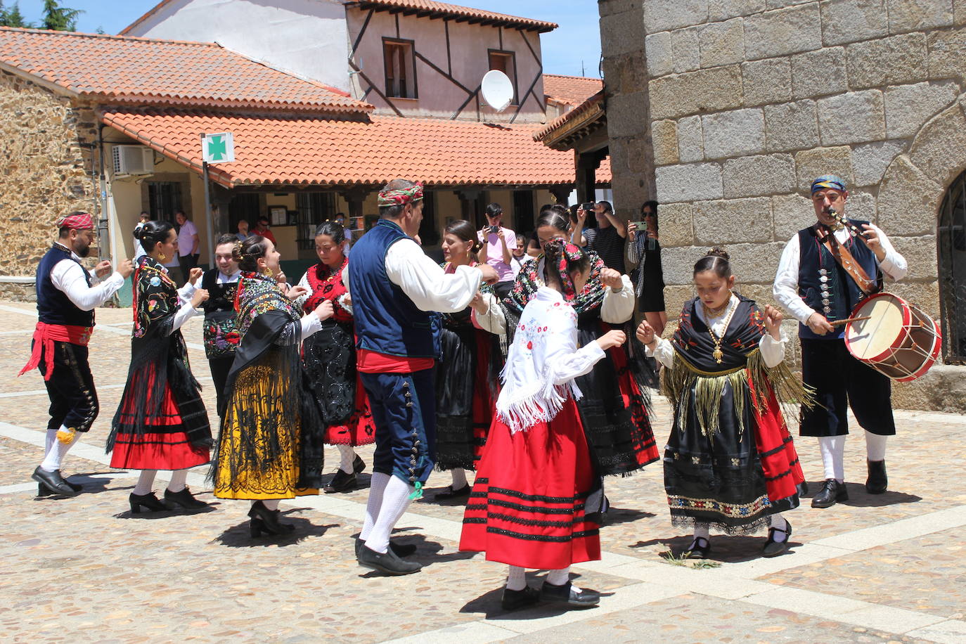 El Cabaco se viste de folclore serrano por La Emperrá