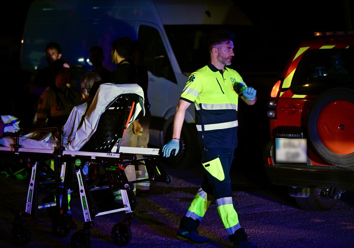 Imagen de los servicios sanitarios atendiendo a los afectados en la explosión de Zaragoza.