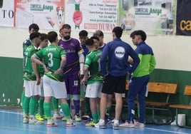 Óscar González habla con sus jugadores.