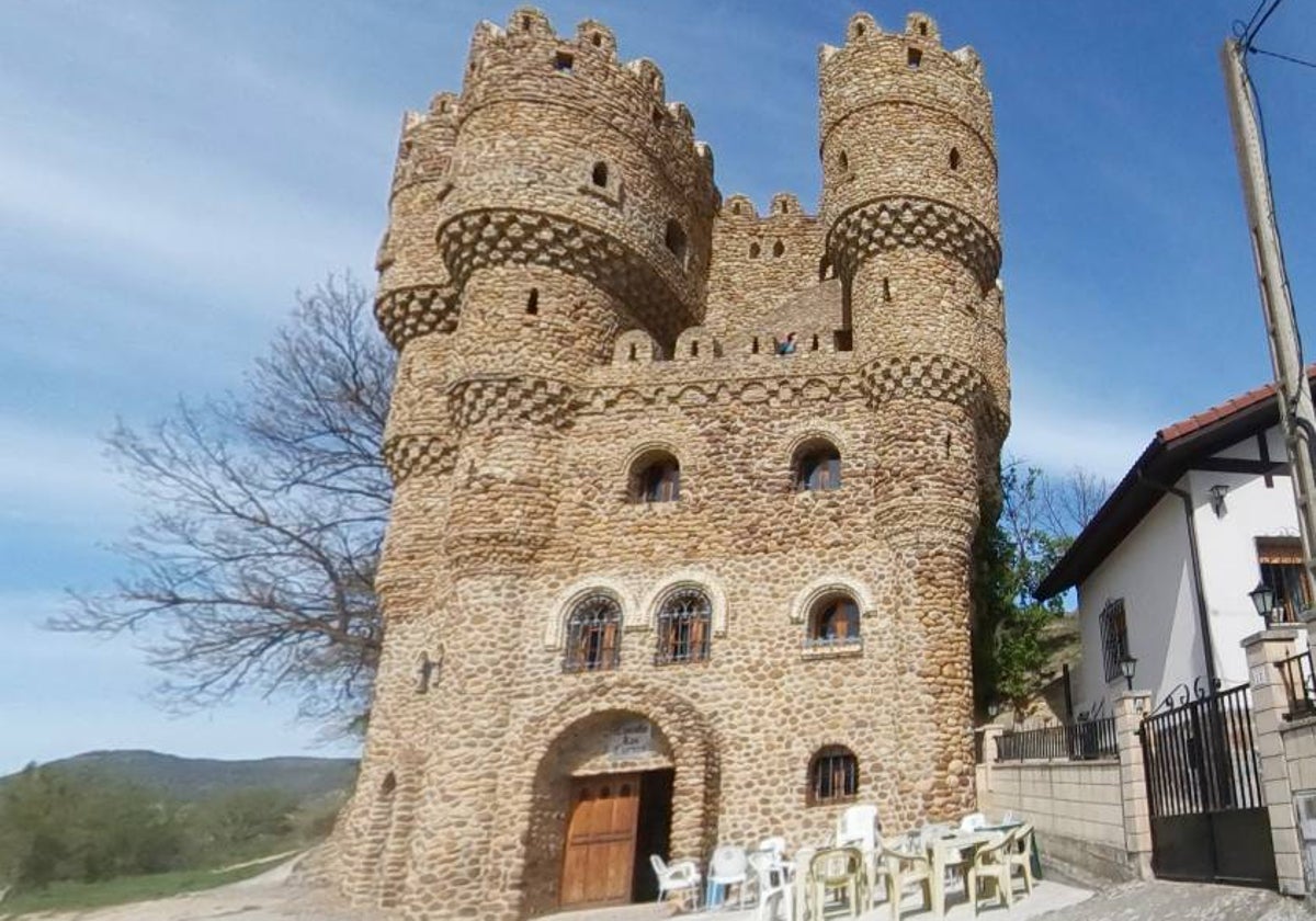 Así es el espectacular castillo que levantó un vecino en un pequeño pueblo Castilla y León