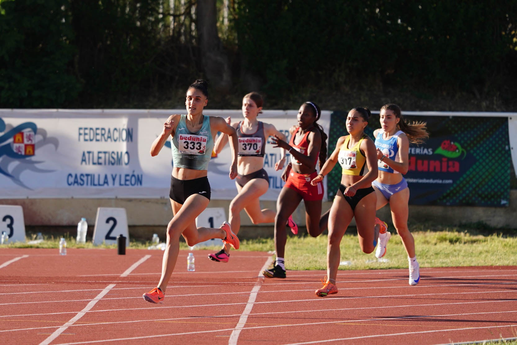 Las mejores imágenes de una gran tarde de atletismo en Las Pistas del Helmántico