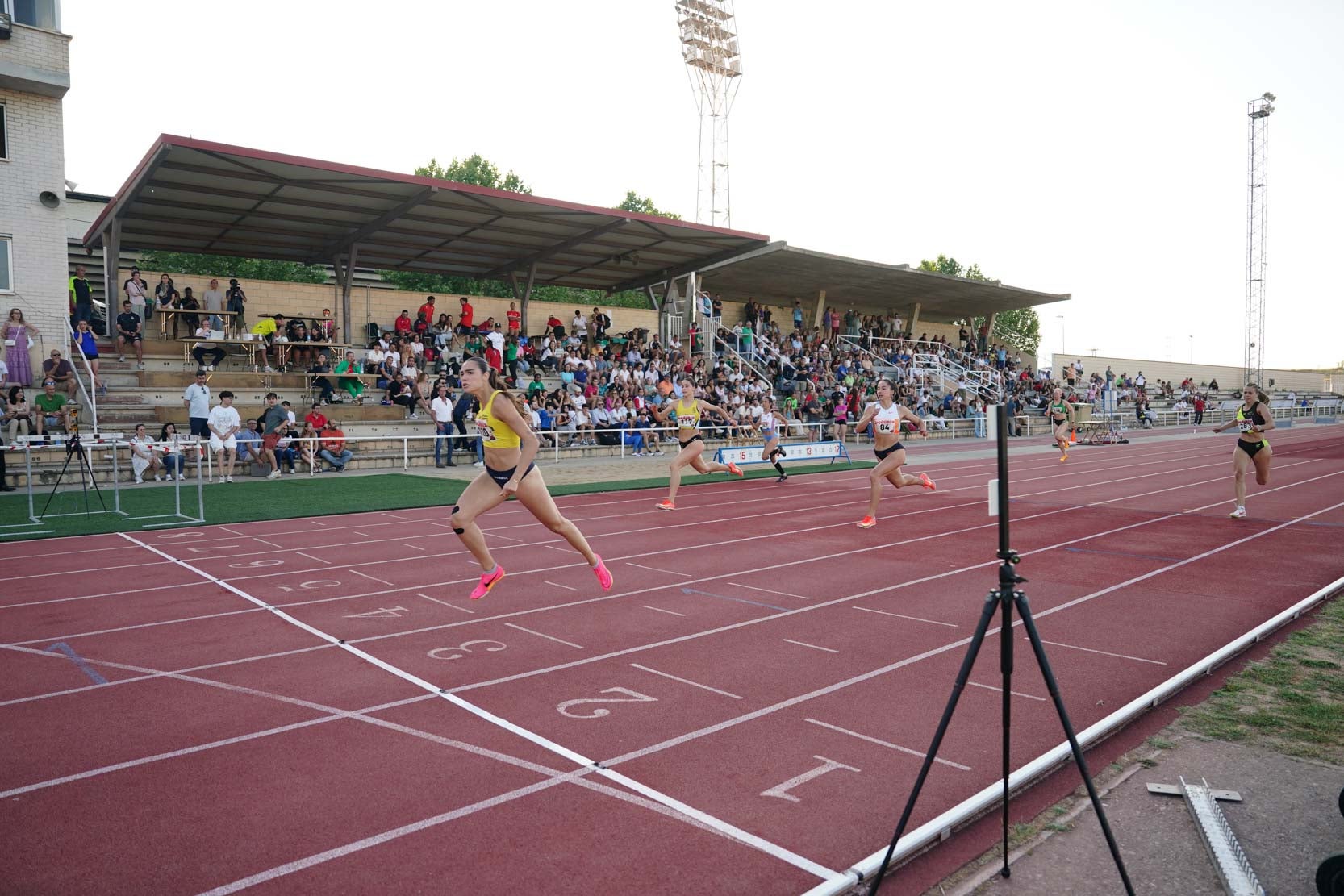 Las mejores imágenes de una gran tarde de atletismo en Las Pistas del Helmántico