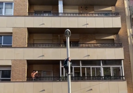 Imagen del vídeo donde el joven baja por una farola de la avenida de Portugal.