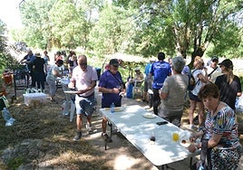Los vecinos reponiendo fuerzas con unos deliciosos huevos fritos con farinato