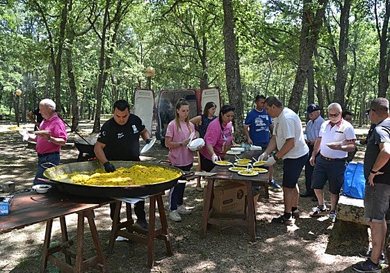 Reparto de las raciones de paella en El Cabaco