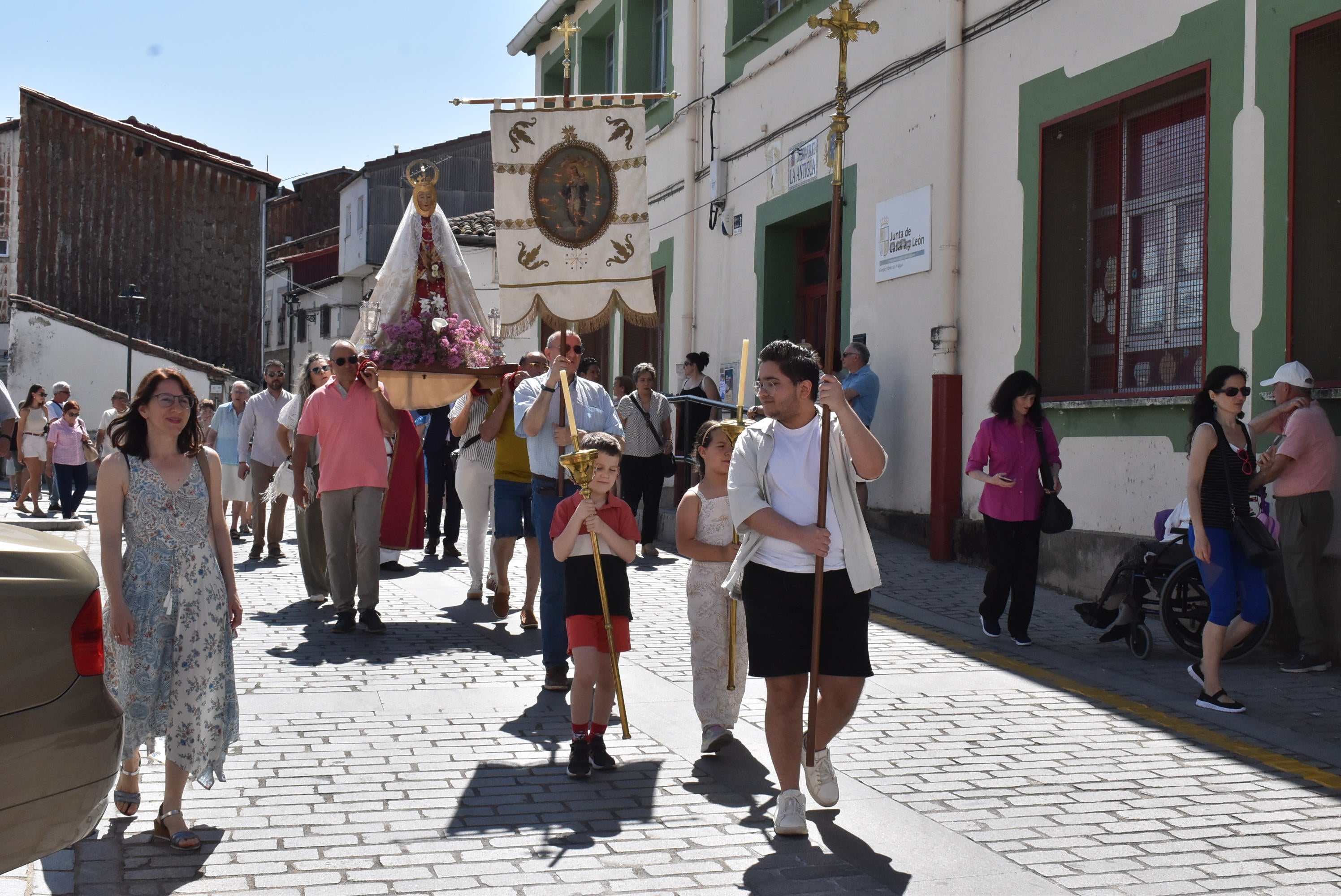 Béjar acompaña La Antigua en la procesión de la Virgen en el Domingo de Pentecostés