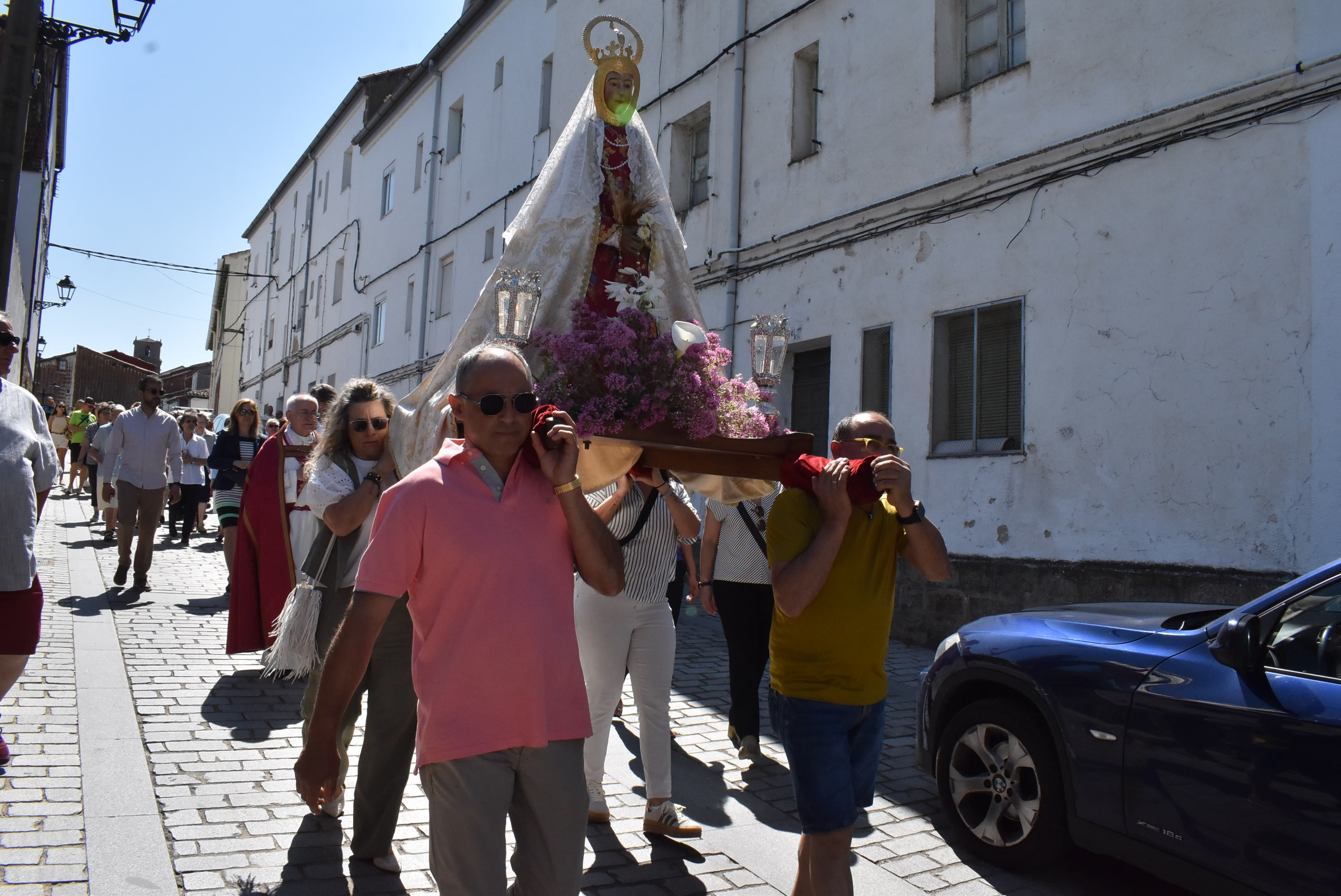 Béjar acompaña La Antigua en la procesión de la Virgen en el Domingo de Pentecostés