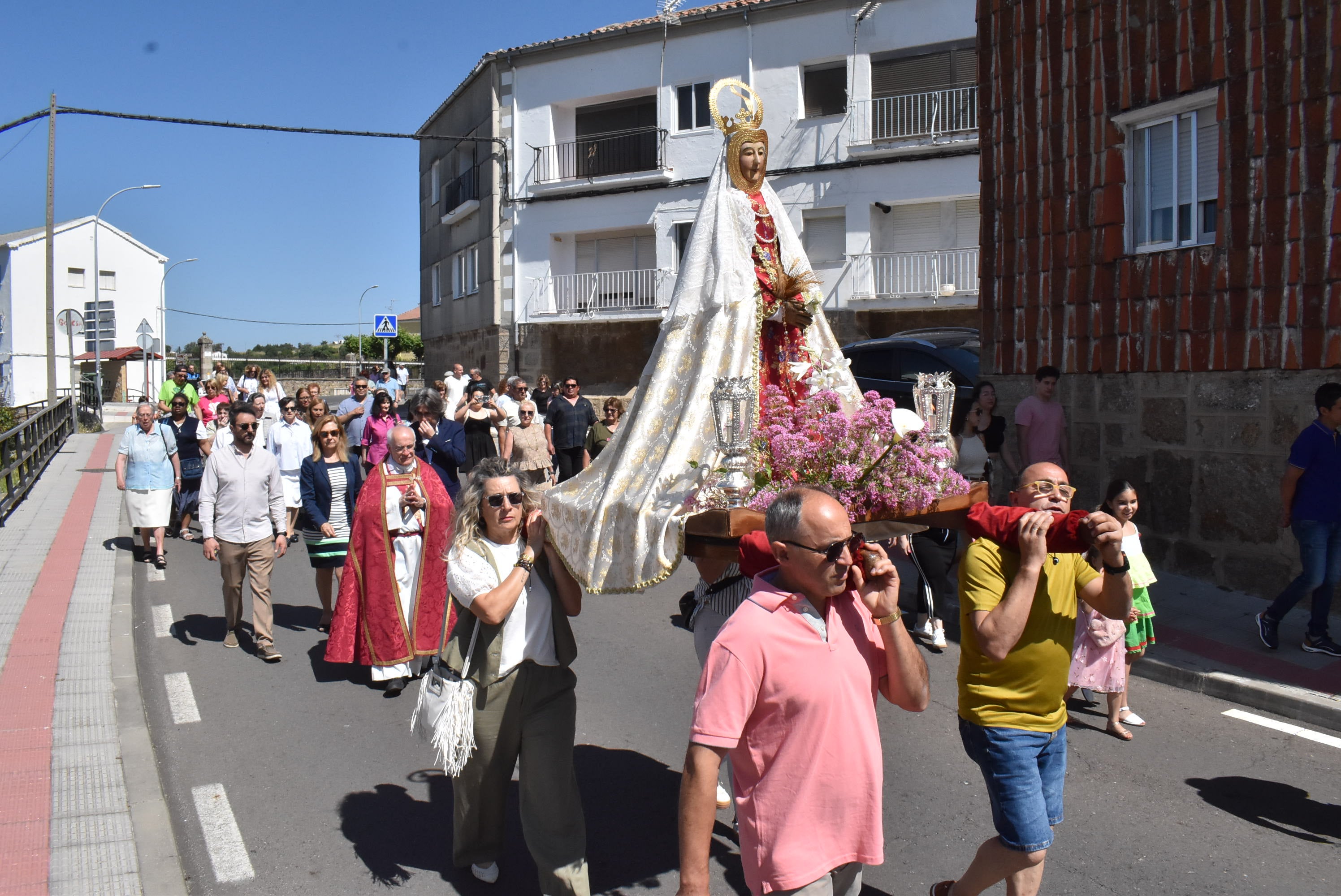 Béjar acompaña La Antigua en la procesión de la Virgen en el Domingo de Pentecostés