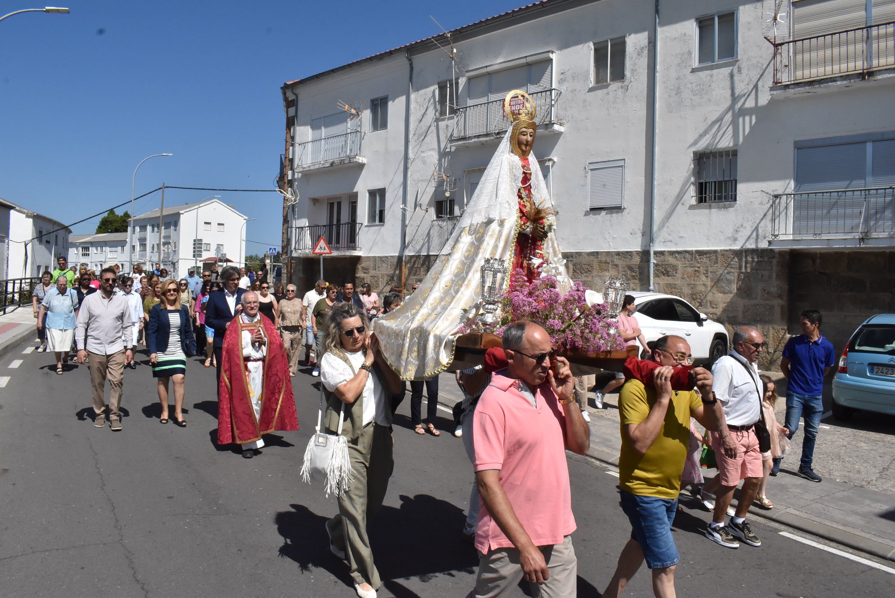 Béjar acompaña La Antigua en la procesión de la Virgen en el Domingo de Pentecostés