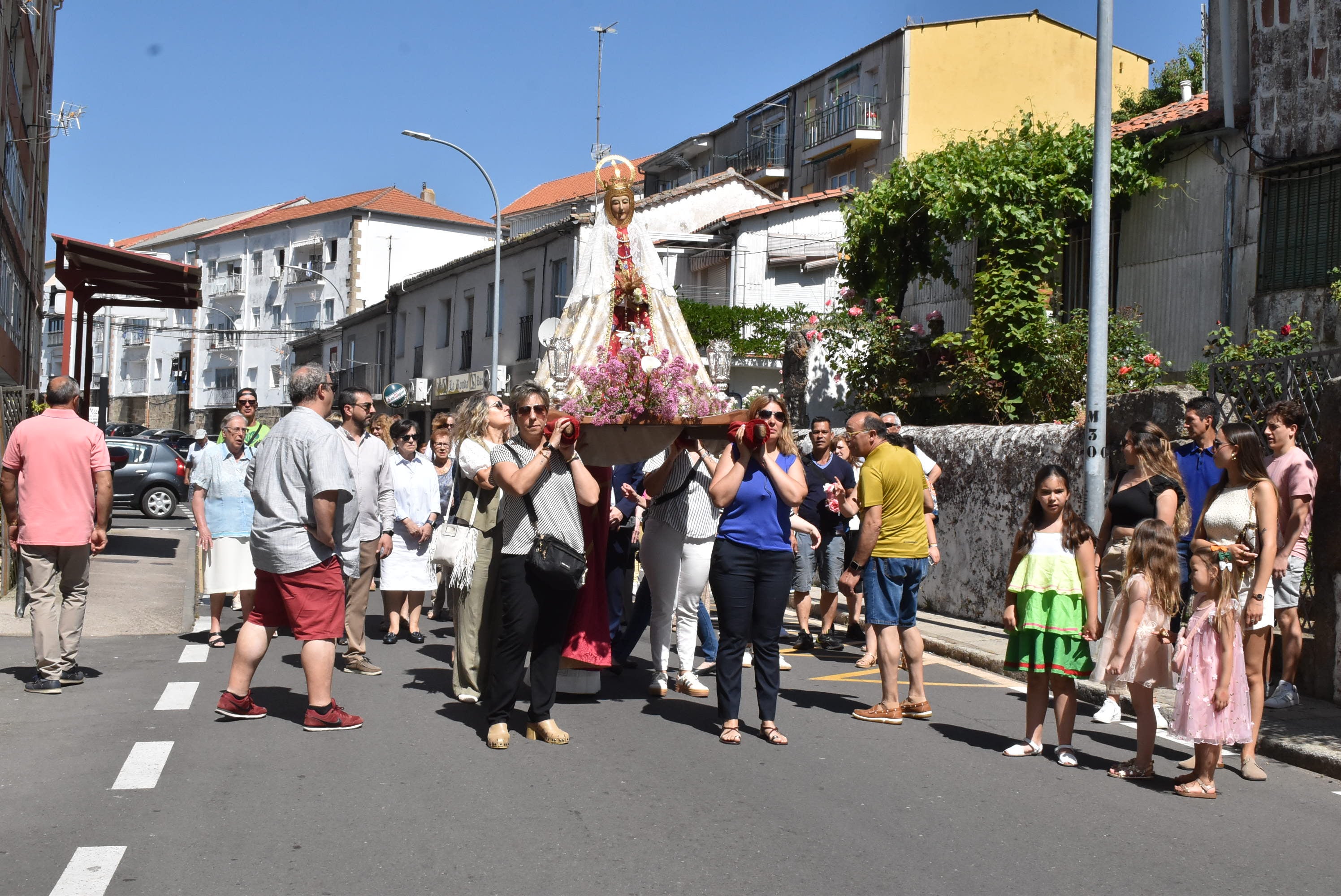 Béjar acompaña La Antigua en la procesión de la Virgen en el Domingo de Pentecostés