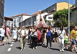 Los vecinos de La Antigua han acompañado esta mañana a la Virgen de la Antigua en el habitual recorrido por el barrio