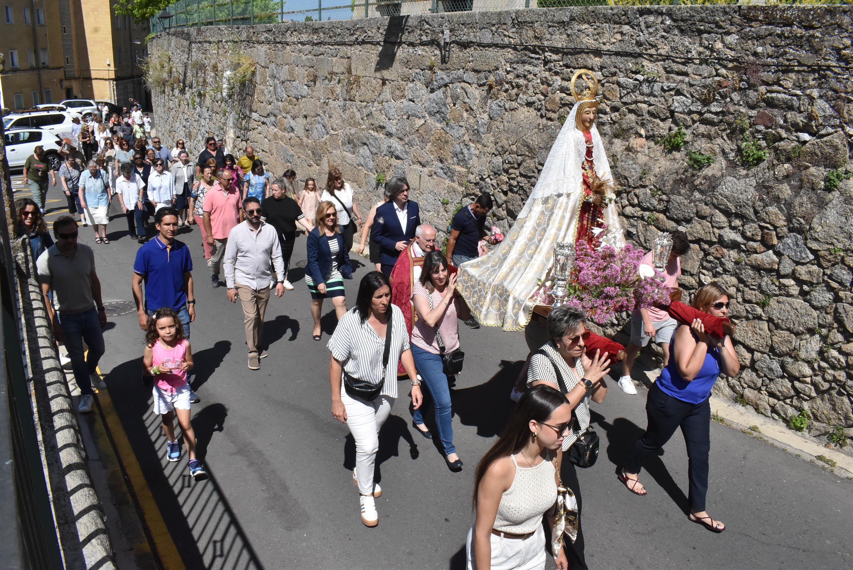 Béjar acompaña La Antigua en la procesión de la Virgen en el Domingo de Pentecostés