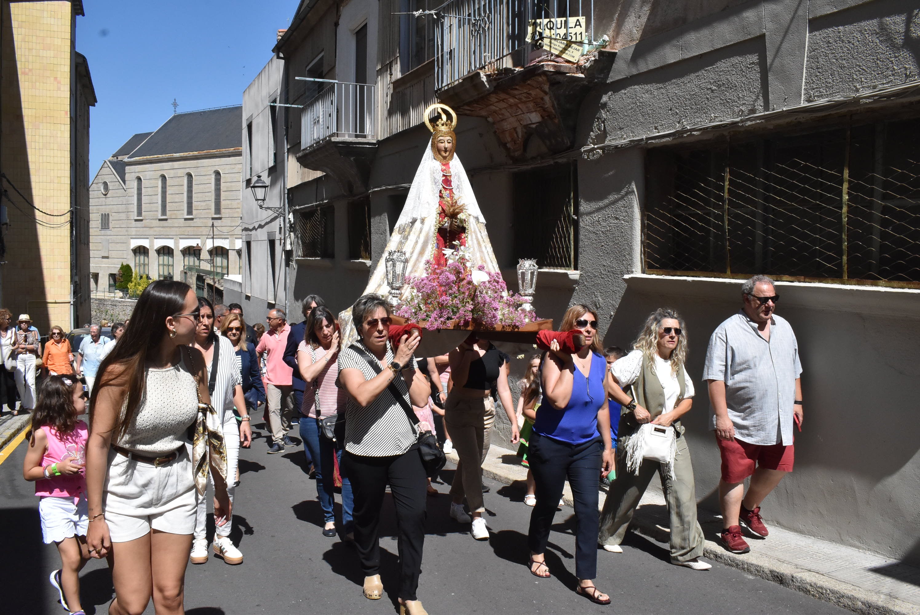 Béjar acompaña La Antigua en la procesión de la Virgen en el Domingo de Pentecostés