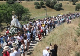 La imagen de la Virgen de Valdejimena seguida por sus romeros en su día grande