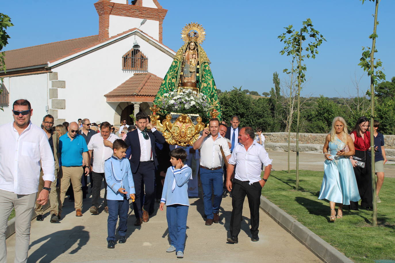 Los fieles acompañan a la Virgen de Valparaíso en Santibáñez de Béjar