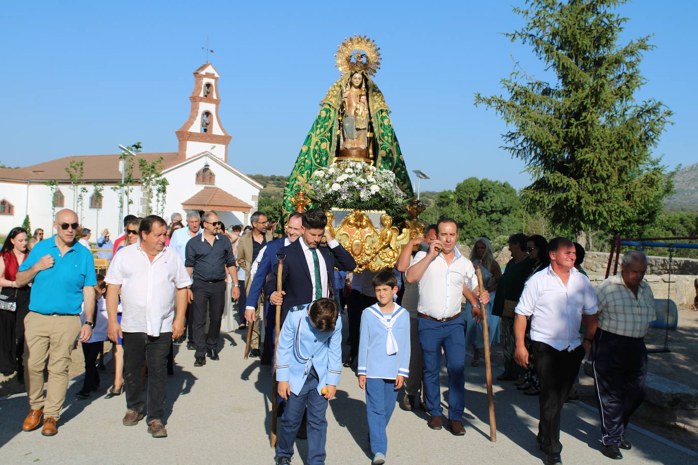 Los fieles acompañan a la Virgen de Valparaíso en Santibáñez de Béjar