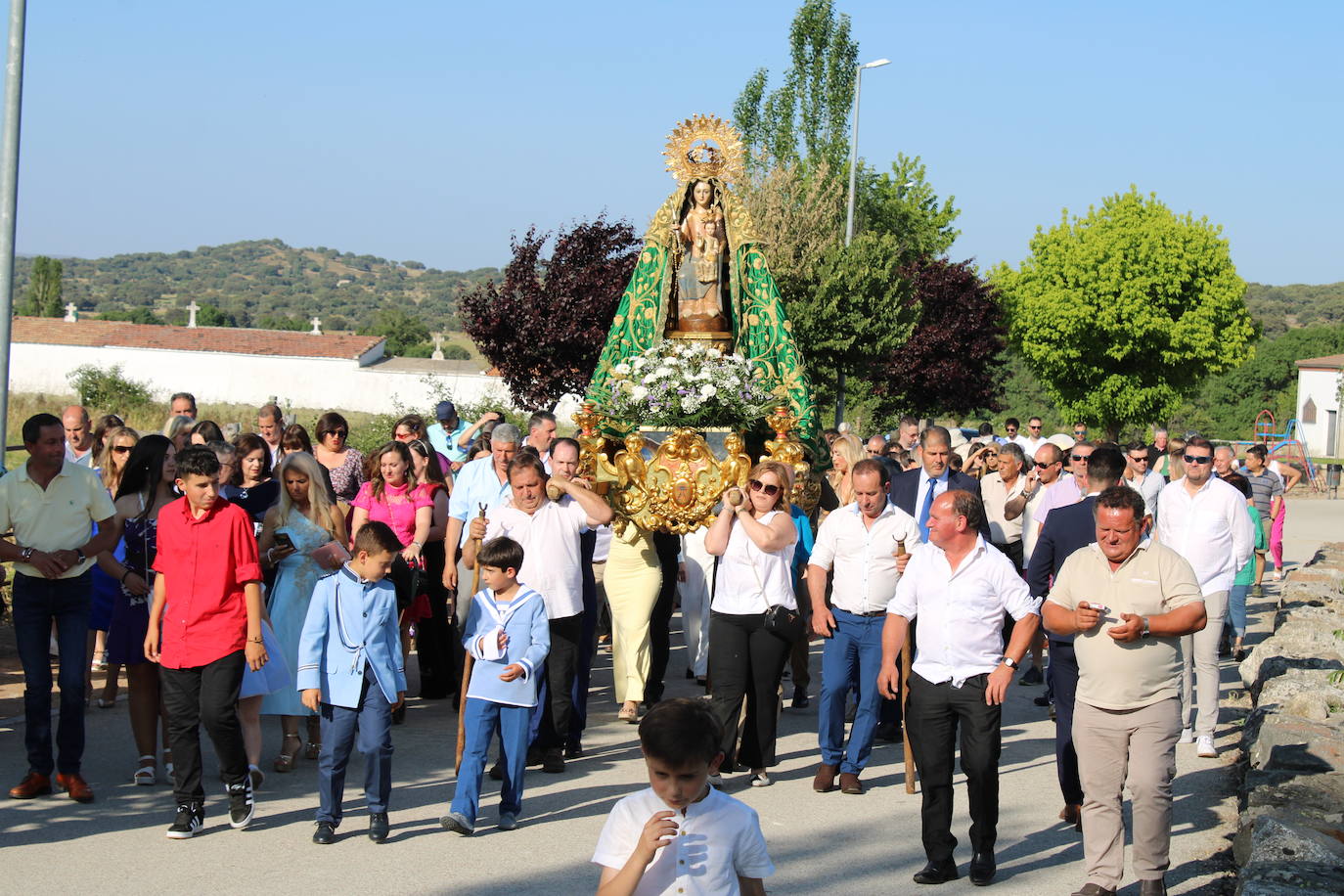 Los fieles acompañan a la Virgen de Valparaíso en Santibáñez de Béjar