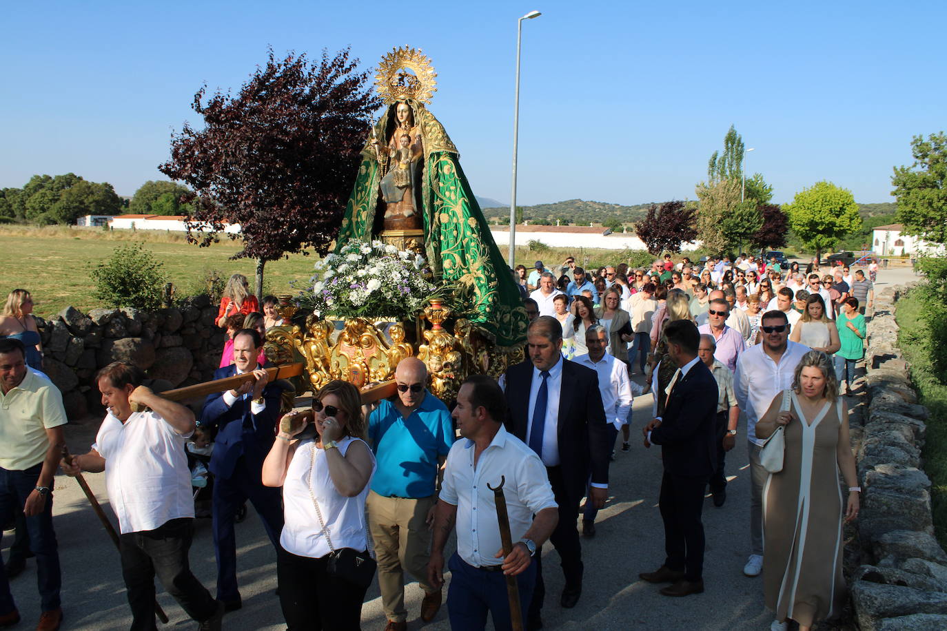 Los fieles acompañan a la Virgen de Valparaíso en Santibáñez de Béjar