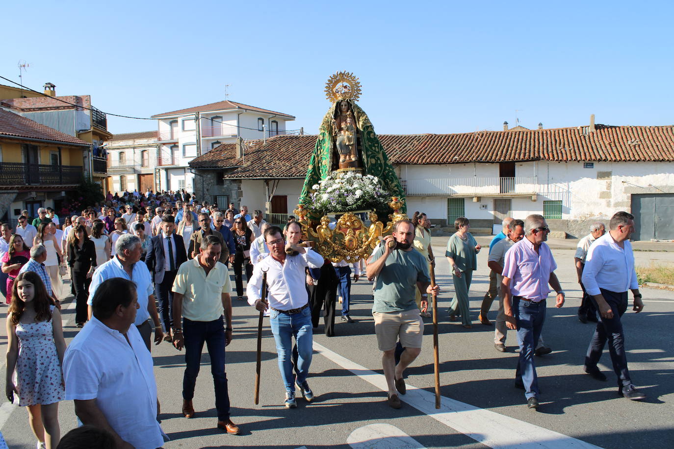 Los fieles acompañan a la Virgen de Valparaíso en Santibáñez de Béjar