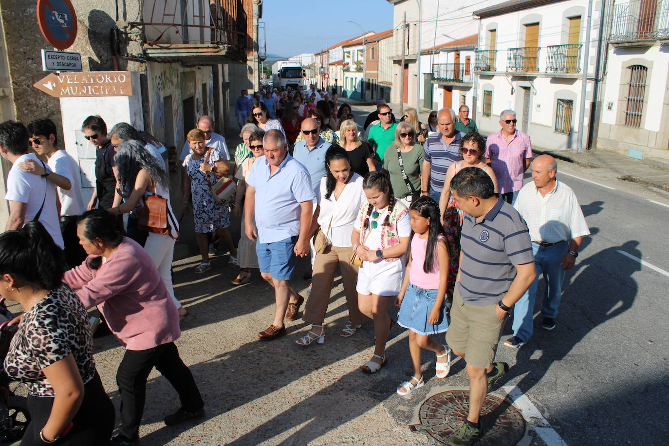 Los fieles acompañan a la Virgen de Valparaíso en Santibáñez de Béjar