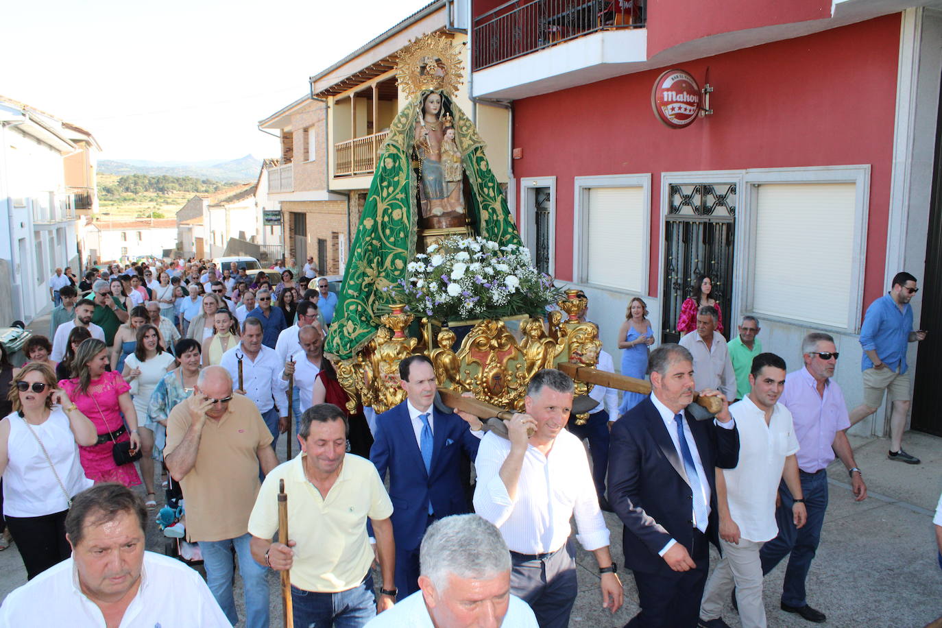 Los fieles acompañan a la Virgen de Valparaíso en Santibáñez de Béjar