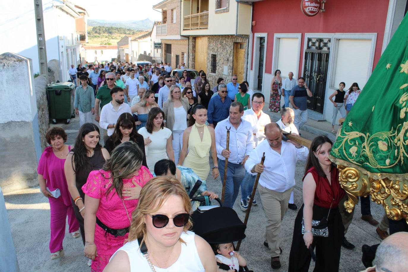 Los fieles acompañan a la Virgen de Valparaíso en Santibáñez de Béjar