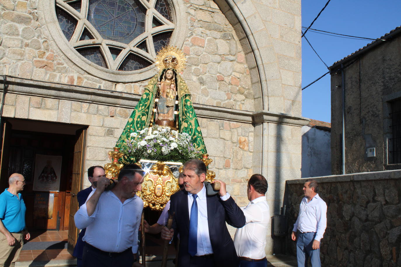Los fieles acompañan a la Virgen de Valparaíso en Santibáñez de Béjar