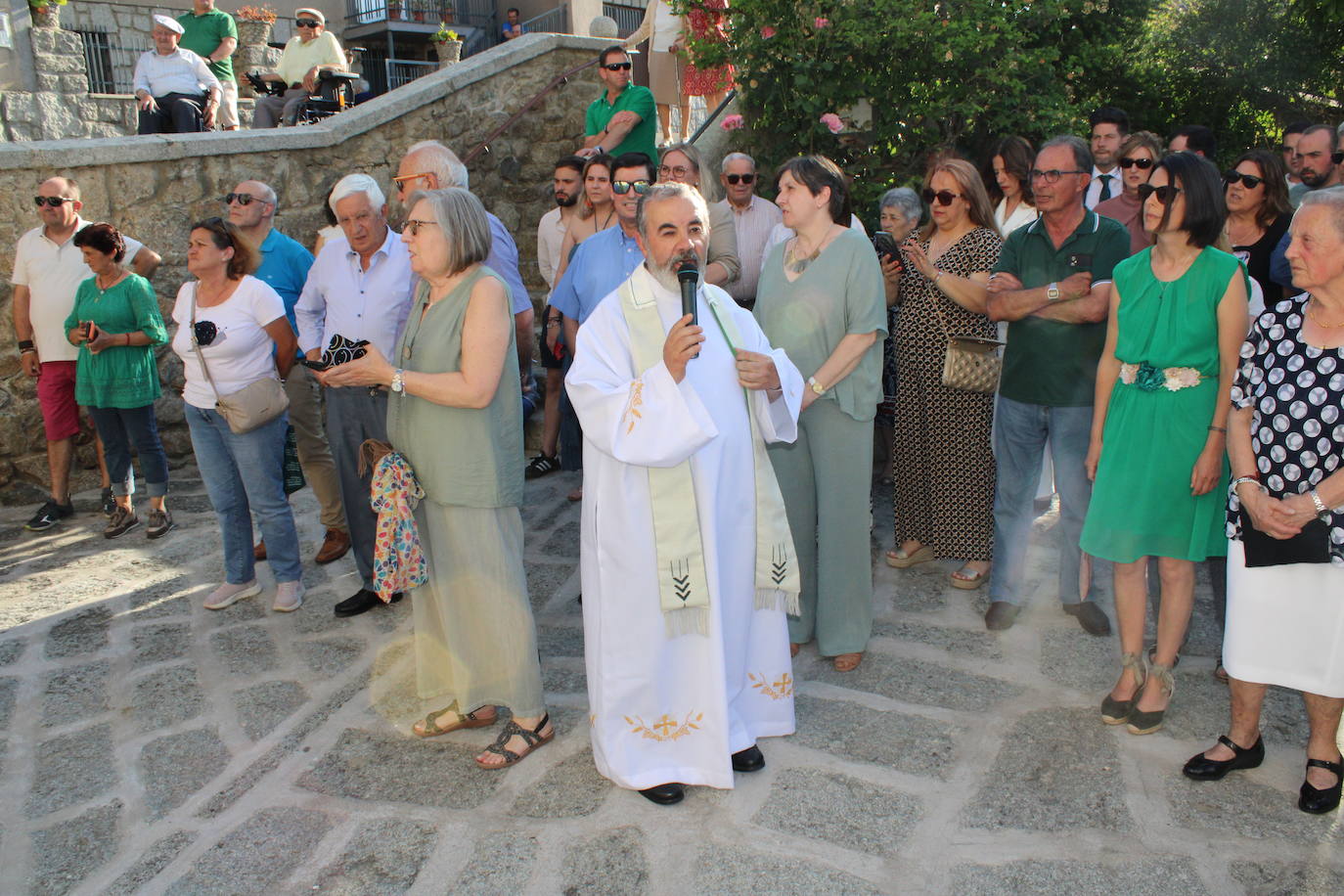 Los fieles acompañan a la Virgen de Valparaíso en Santibáñez de Béjar